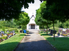 Blick von der Kastanie auf dem Friedhof in Richtung Trauerhalle