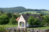 Die Trauerhalle auf dem Friedhof