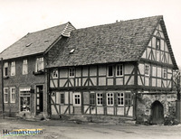Die alte Lengenfelder Post im Mitteldorf mit Torbogen von der Burg Stein Die alte Lengenfelder Post im Mitteldorf mit Torbogen von der Burg Stein