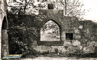 Torbögen und Mauerdurchblick im Schlosspark Bischofstein Torbögen und Mauerdurchblick im Schlosspark Bischofstein