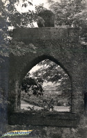 Torbögen und Mauerdurchblick im Schlosspark Bischofstein Torbögen und Mauerdurchblick im Schlosspark Bischofstein