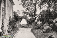 Torbögen und Mauerdurchblick im Schlosspark Bischofstein Torbögen und Mauerdurchblick im Schlosspark Bischofstein