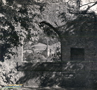Torbögen und Mauerdurchblick im Schlosspark Bischofstein Torbögen und Mauerdurchblick im Schlosspark Bischofstein