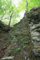 Mauerreste am Felsen der Unterburg