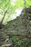 Mauerreste am Felsen der Unterburg