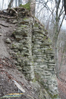 Mauerreste am Felsen der Unterburg