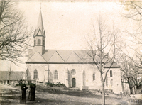 Wallfahrtskirche auf dem H&uuml;lfensberg mit Patres, 1891
