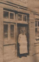 Jakob Lorenz vor der Fleischerei Jakob Lorenz vor der Fleischerei