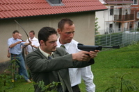 Jens Goslar l&auml;sst sich von Brando ins Pistolenschie&szlig;en einweisen