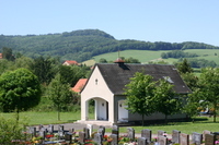 Die Trauerhalle auf dem Friedhof