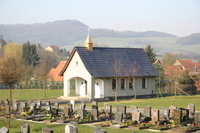 Die Trauerhalle auf dem Friedhof
