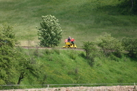 Draisinenfahrer auf dem Bahndamm im Effeldertal