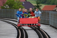 Draisinenfahrer auf dem Viadukt