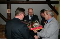 Augustin Dienemann gratuliert dem Wehrführer