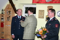 Heinz Fick erhält eine Auszeichnung für 50 Jahre Feuerwehrdienst