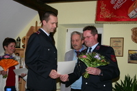 Andreas Riese erhält eine Ehrung für 20 Jahre Dienst in der Feuerwehr
