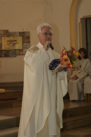 Pfarrer Lothar Förster bedankt sich für die Geschenke