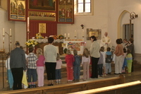 Eine Gruppe des St.-Franziskus-Kindergartens führt einen Abschiedstanz auf