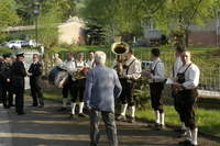 Die Zackerländer spielen dem Pfarrer ein Abschiedsständchen
