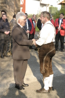Der Chef der Zackerländer bedankt sich bei Pfarrer Lothar Förster für die vergangenen Jahre