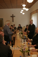 Willi Tasch überbringt ein Abschiedsgeschenk