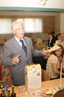 Willi Tasch überbringt ein Abschiedsgeschenk