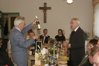 Willi Tasch überbringt ein Abschiedsgeschenk