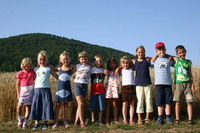 Gruppenfoto vor dem Weizenfeld mit Blick auf den Dünberg