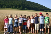 Gruppenfoto vor dem Weizenfeld mit Blick auf den Dünberg