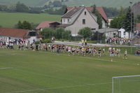 Erste Runde um den Sportplatz