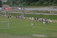 Erste Runde um den Sportplatz