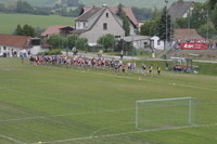 Die erste Runde des Laufs führt um den Sportplatz