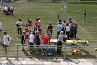 Verpflegungsstand am Zieleinlauf auf dem Sportplatz