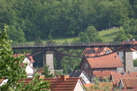 Die ersten Läufer auf dem Eisenbahnviadukt