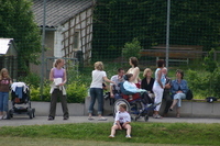 Rund um den Sportplatz waren Zuschauer versammelt