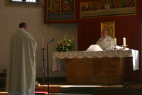 Pfarrer Bolle und Dechant Jakobi am Altar