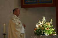 Pfarrer Bolle wendet sich dem Altar zu