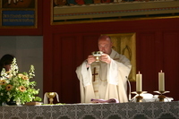 Pfarrer Bolle feiert die erste Wandlung in unserer Pfarrkirche