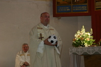 Pfarrer Bolle bekommt einen Fußball geschenkt