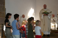 Die Kindergartenkinder singen dem Pfarrer ein Lied