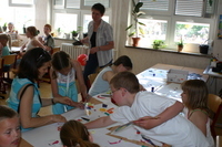 Kinder basteln im Klassenzimmer
