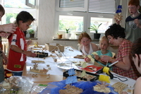 Kinder basteln Holzboote