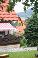Die Deutschlandflagge weht über dem Spektakel