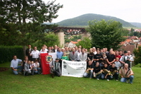 Gruppenbild mit Viadukt im Hintergrund