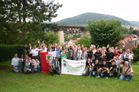 Gruppenbild mit Viadukt im Hintergrund