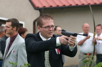 Jens Jagoda beim Schießen mit Pistole