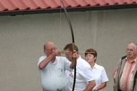 Gerhard König beim Bogenschießen