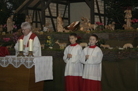 Andächtig am Altar