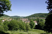 Sommerblick auf Lengenfeld vom Bischofsteiner Schlossgarten.