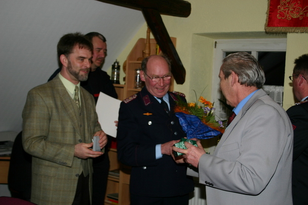 Bürgermeister Dienemann beglückwünscht Heinz Fick